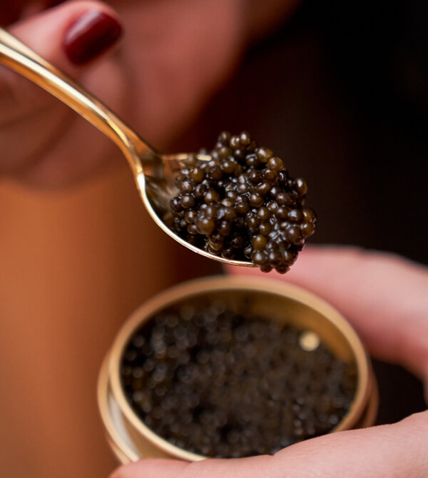 Assaggio con cucchiaino del Caviale di Caviar Giaveri